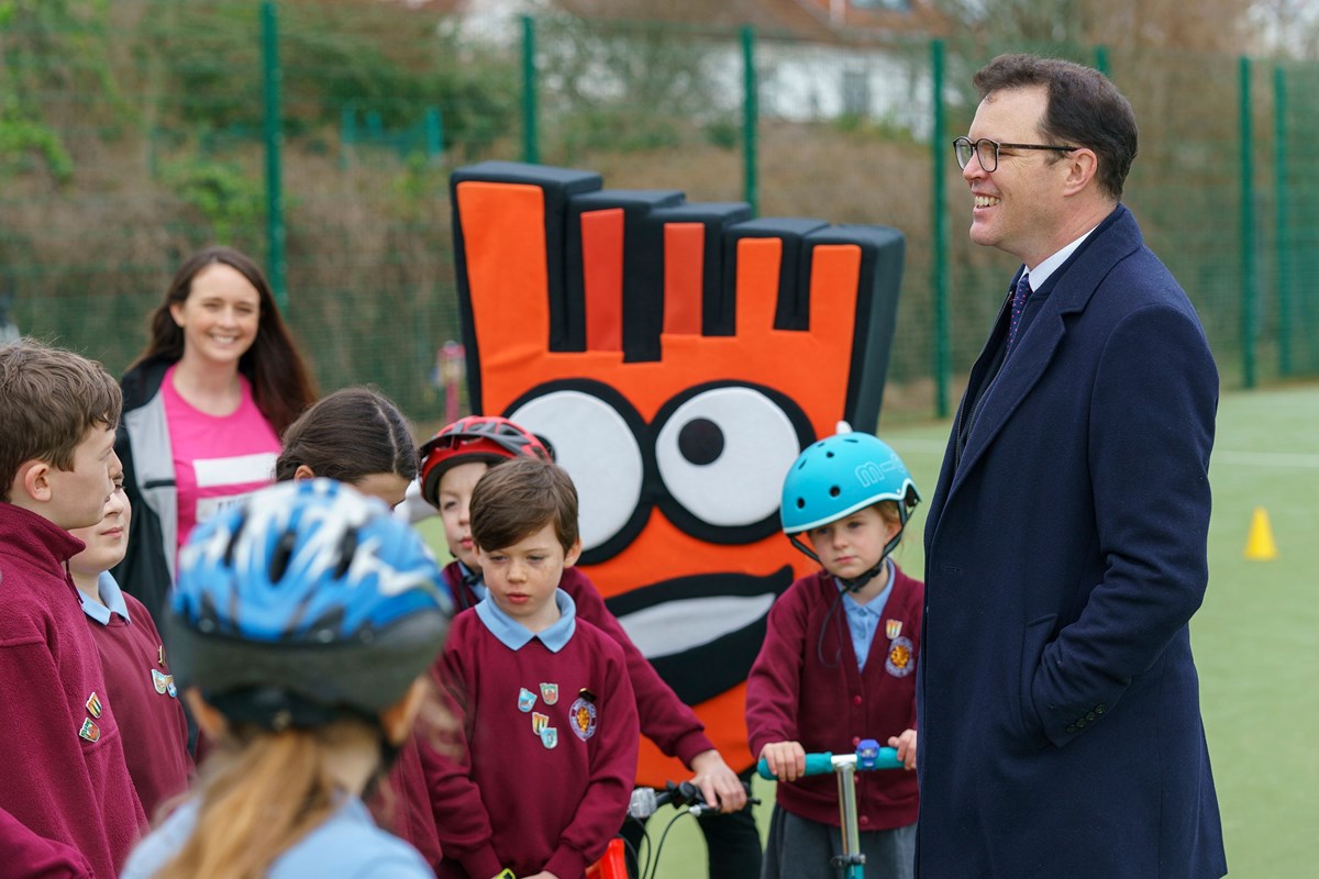 Deputy Minister for Climate Change, Lee Waters with pupils from Whitchurch Primary School3
