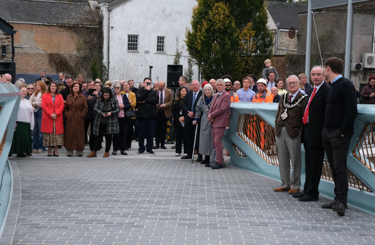 Mae pont newydd yn agor 8