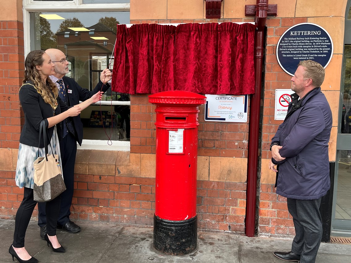 Cllr Fedorowycz and Andy Savage prepare to unveil the Kettering plaque (1)