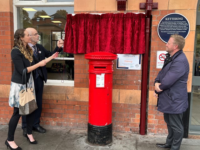 Cllr Fedorowycz and Andy Savage prepare to unveil the Kettering plaque (1): Cllr Fedorowycz and Andy Savage prepare to unveil the Kettering plaque (1)