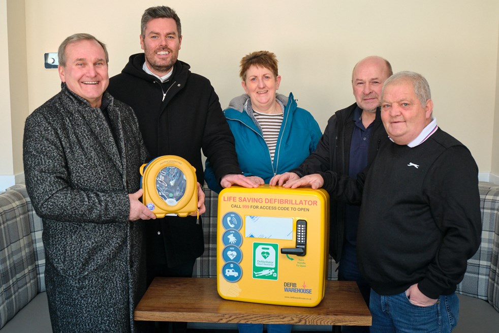 New Cumnock Bowling Club receives community defibrillator