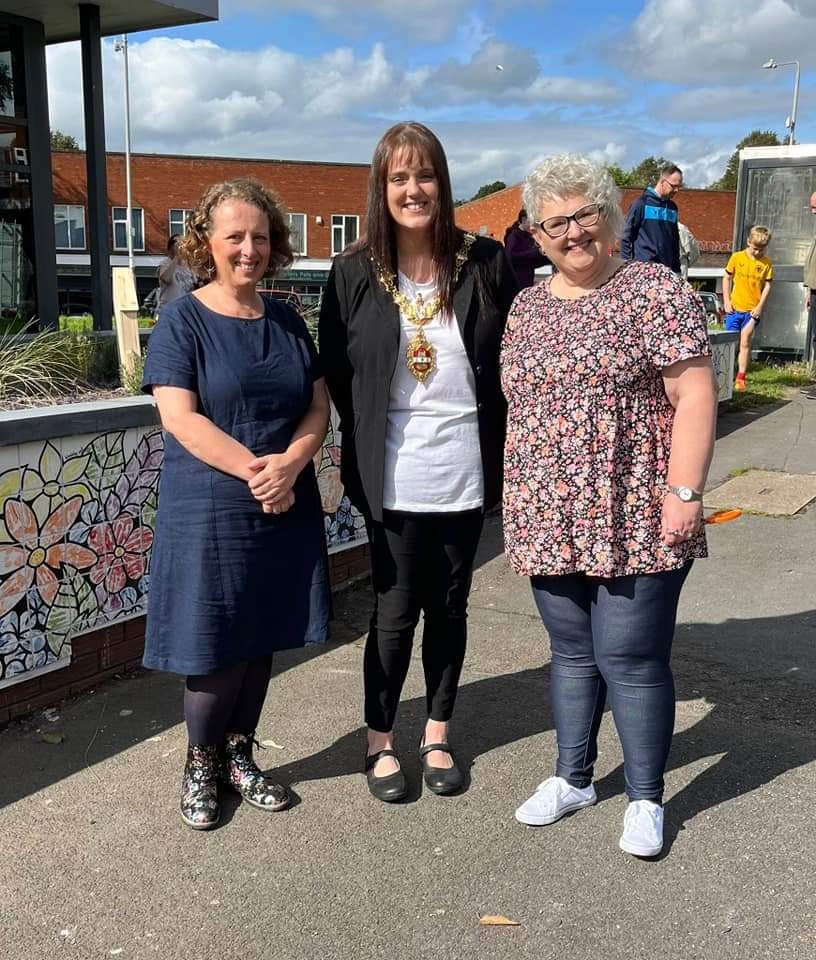 Sarah Cannings (l) and Carly Grandini WIlliams both from Saz's Ceramics with the Mayor of Dudley