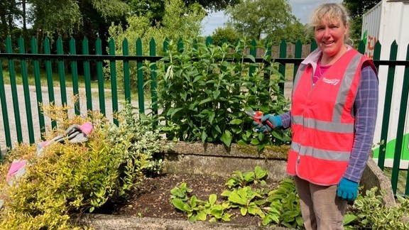 Network Rail welcomes new community group to Devon railway station: Weeding at Sampford Courtenay