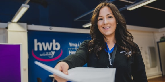 Council Hwbs help Carmarthenshire residents claim over £7.5m in support payments: Ymgynghorydd Hwb - Hwb Advisor
