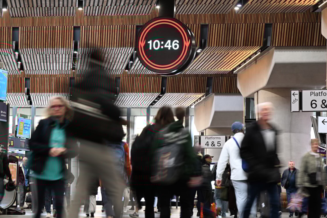 London Bridge station rail clock 1