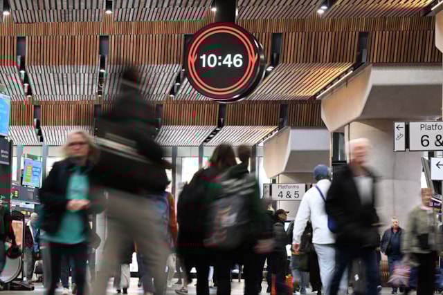 London Bridge station rail clock 1