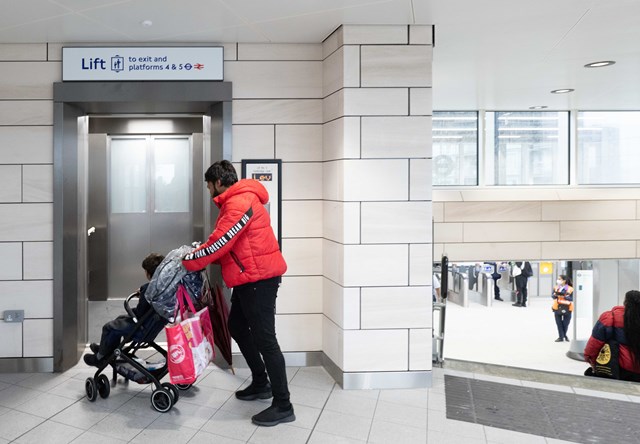 Hayes & Harlington station lift to platform-2