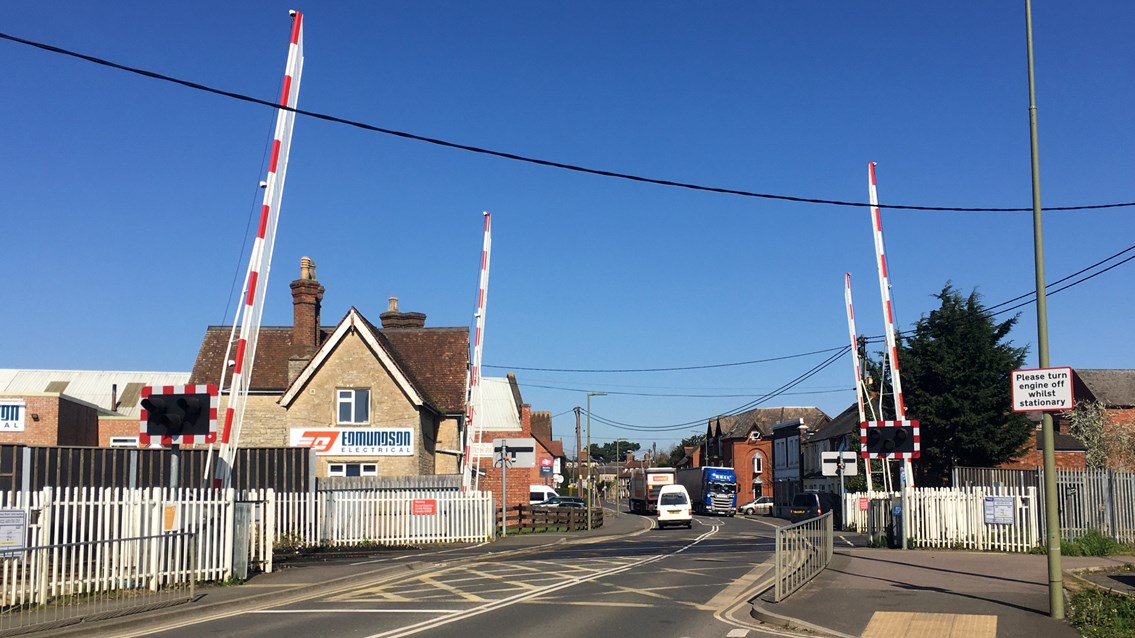 Drivers and pedestrians risk their lives at Bicester level crossing: London Road level crossing Bicester