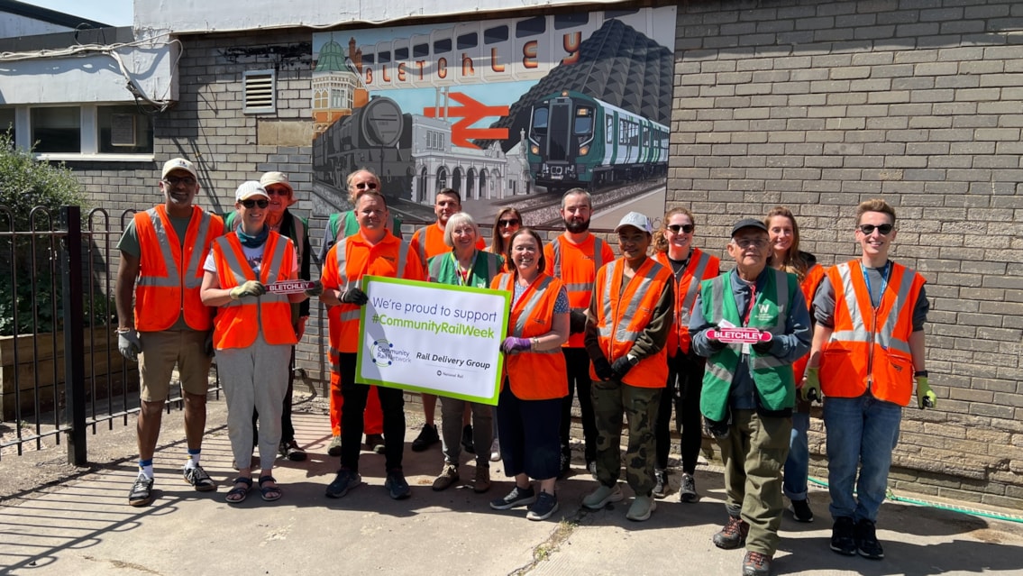 Community Rail Week: Network Rail staff help brighten Bucks & Beds stations for passengers and communities: Community Rail Week WCS