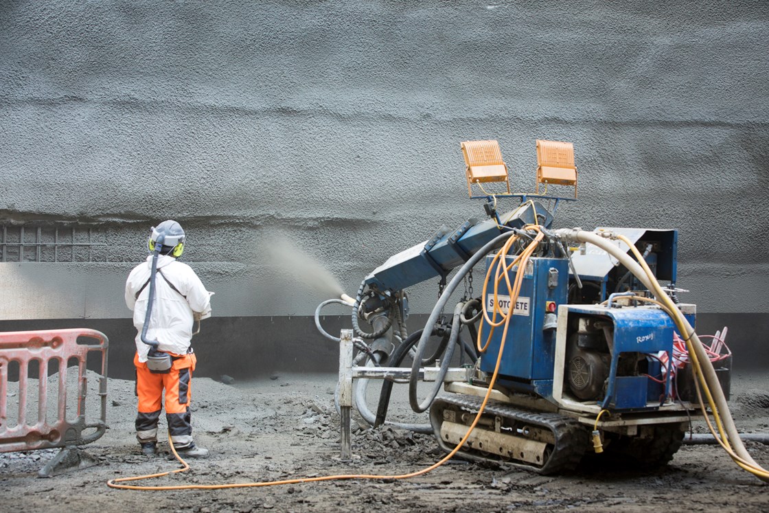 Sprayed concrete lining being applied at the foot of the Victoria Road access shaft in Old Oak Common, August 2021 HS2-VL-28116