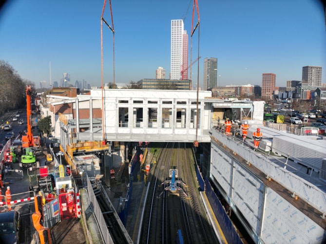 New Footbridge lowered into Surrey Quays station 1