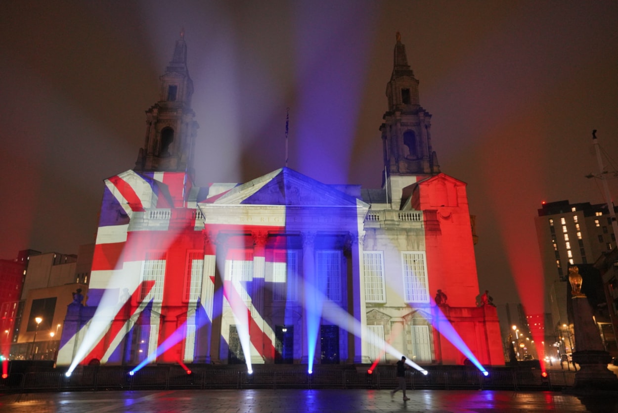 TdF Event 2: The spectacular projection and light show at Leeds Civic Hall that formed part of this evening's announcement event for the Grand Départs of the 2027 Tour de France and Tour de France Femmes avec Zwift.
