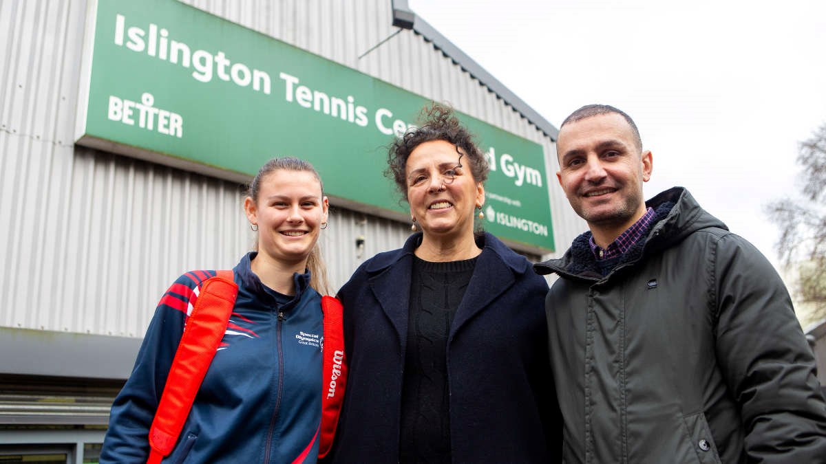 Lily Mills with her mother, Tallulah Bayley, and Cllr Turan outside the Islington Tennis Centre
