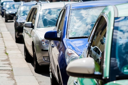 cars parked -Ceir wedi'u parcio