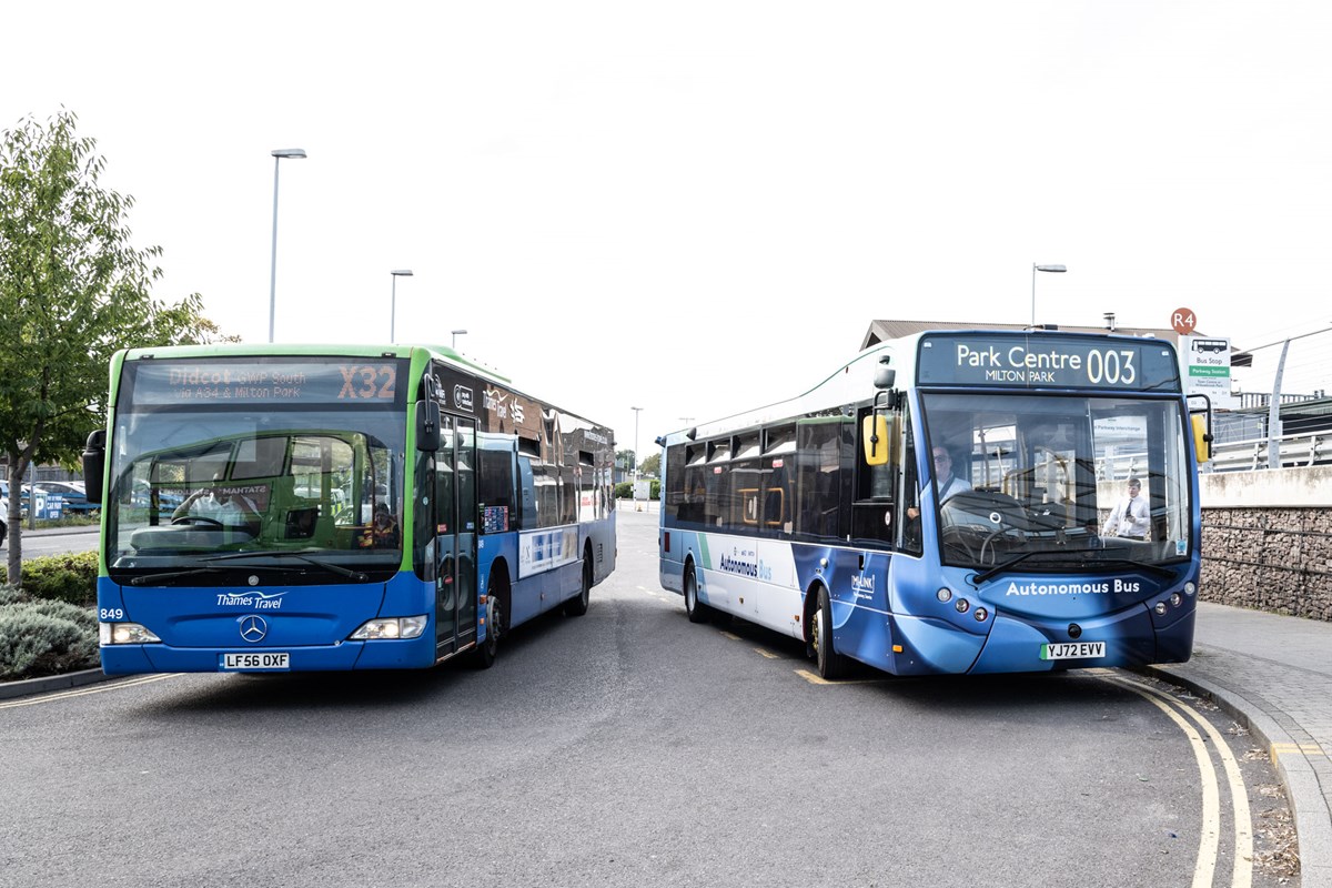 Switch autonomous bus at Didcot Parkway1