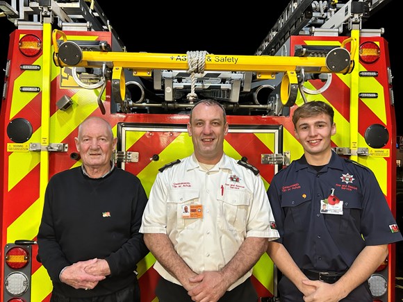 Tair Cenhedlaeth o Ddiffoddwyr Tân: Dros 73 Mlynedd o Wasanaeth: Three Generations 02-2