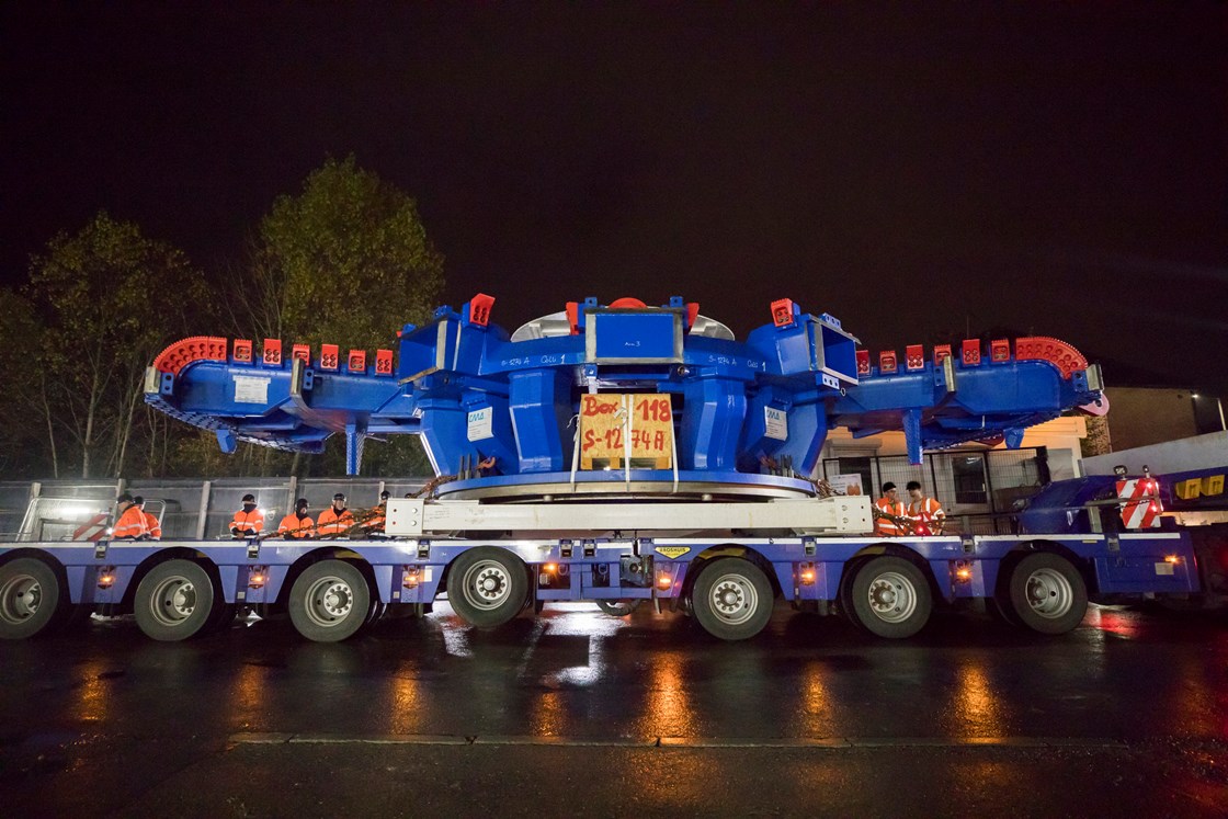 First two London Tunnels TBMs arrive in West Ruislip: Cutter head for one of the first two London TBMs transported to West Ruilsip. 

Tags: Tunnelling, Engineering, TBMs, Tunnel Boring Machines, London, West Ruislip, SCS JV