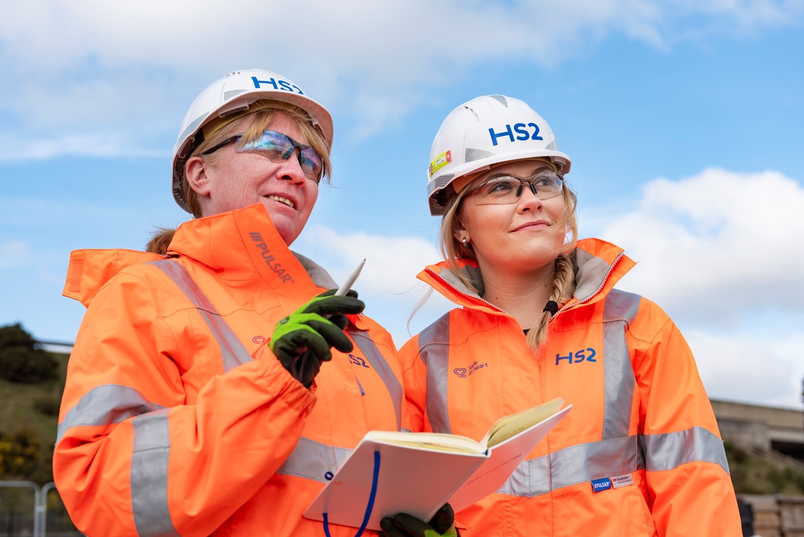HS2 celebrates twin milestone of 900th apprentice and almost 25,000 jobs: HS2 workforce reaches almost 25,000
