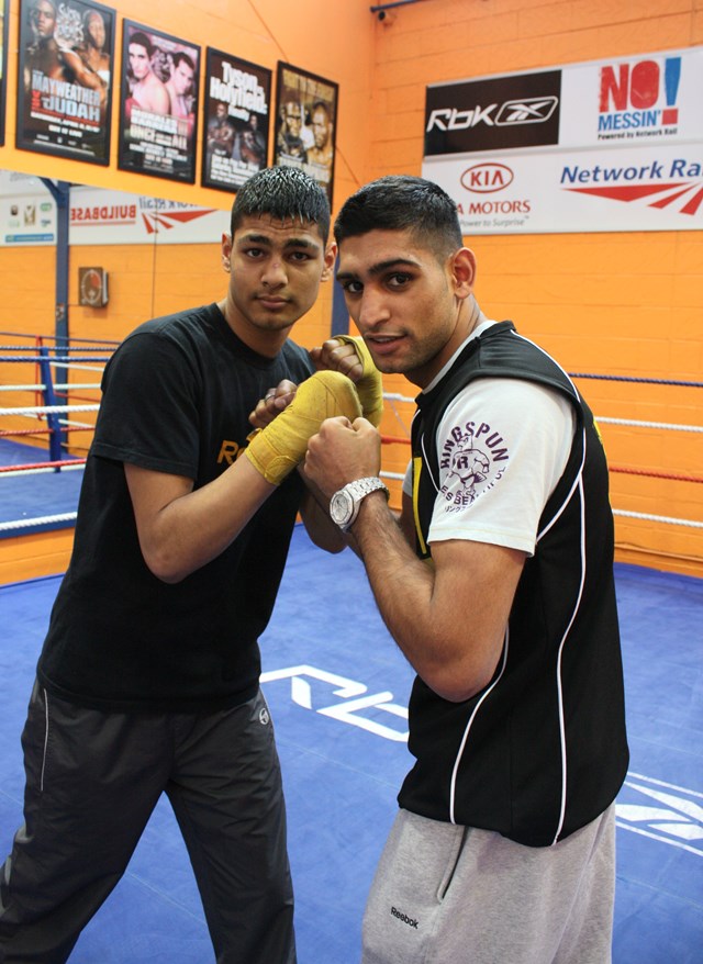 BOLTON HELPS NETWORK RAIL WIN NATIONAL BUSINESS AWARD: Amir with protégée Umar at Gloves gym 003