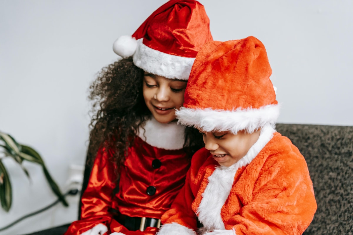 Children in Chirstmas hats