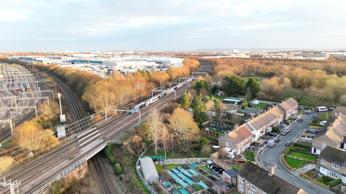 Evero train approaching Liverpool South Parkway. Copyright: Network Rail