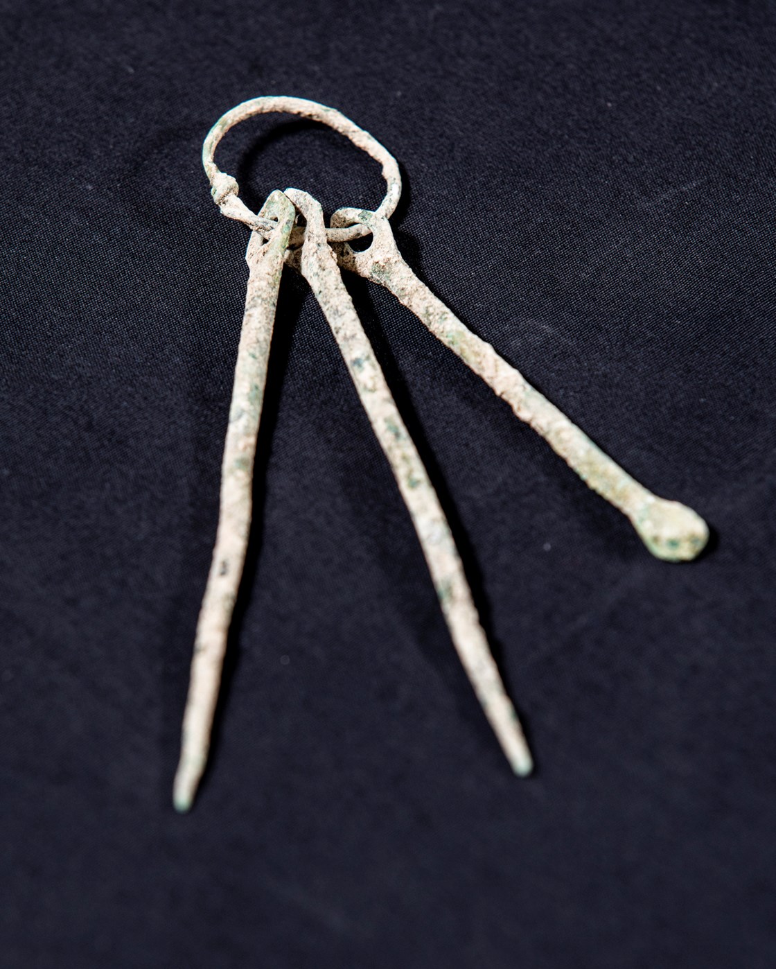Copper alloy toiletry set uncovered in the excavation of an Anglo Saxon burial ground in Wendover: A 5th or 6th century copper alloy toiletry set, with ear wax cleaning spoon, found in an Anglo Saxon burial of a likely female between 18-24 years old.

Tags: Anglo Saxon, Archaeology, Grave goods, History, Heritage, Wendover, Buckinghamshire