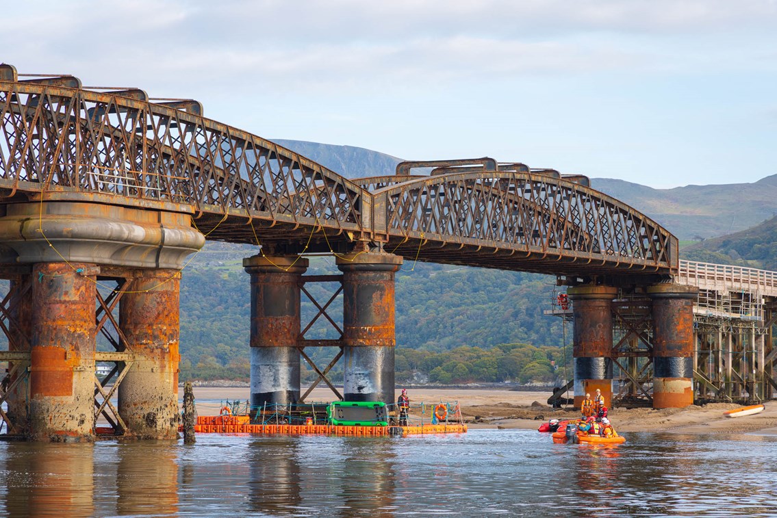 Barmouth VIaduct teams on pontoons wide  Credit Dom Vacher Oct 2022