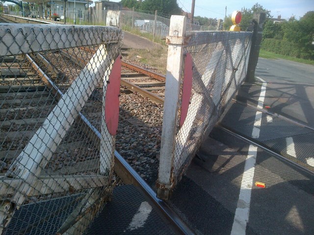Picture 1 - Plumpton level crossing gates - not closing fully