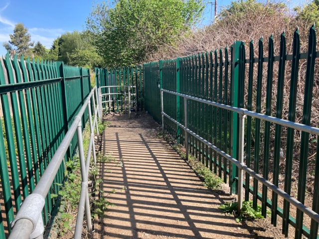 New fencing at Jamaica Road level crossing: New fencing at Jamaica Road level crossing