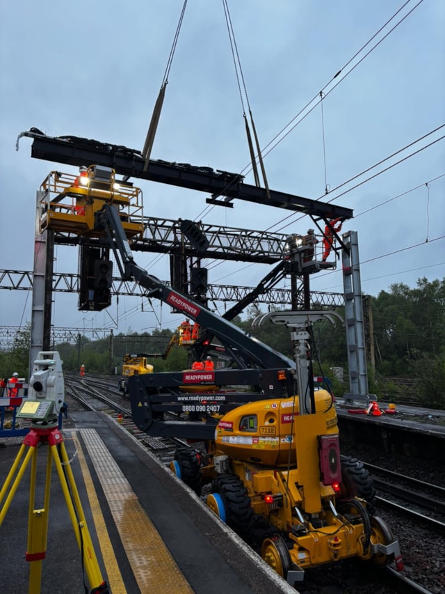 New Edge Hill gantry installed: New Edge Hill gantry installed
