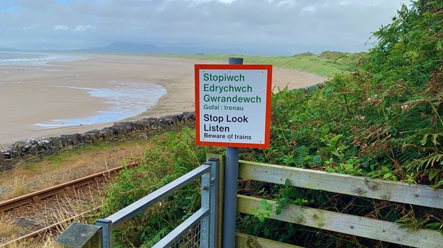 Network Rail are taking the lead in reminding dog walkers to stay safe on level crossings across Wales & Borders: Harlech cliff crossing header image