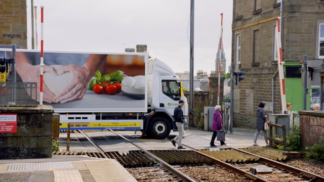 HGV and pedestrians at Broughty Ferry level crossing: HGV and pedestrians at Broughty Ferry level crossing