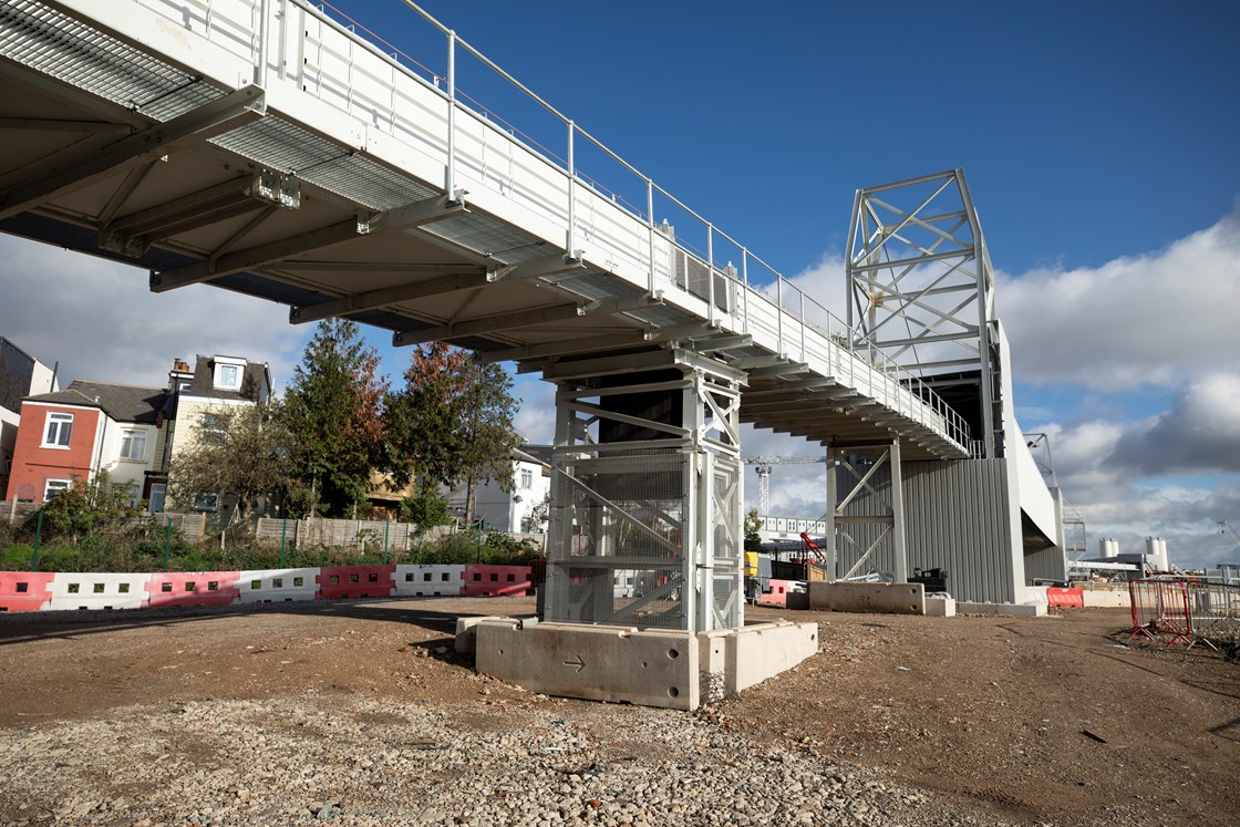 West London spoil conveyor network - Old Oak Common Station site: A 1.7 mile-long network of conveyors has begun operating in West London, and will move over five million tonnes of spoil excavated for the construction of HS2. 

Tags: Construction, Conveyor, Environment, Spoil