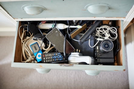 Drafferth yn llawn o eitemau trydanol hen fel ffonau, foscod, camera a straeon gwallt. Credyd: Recycle Your Electricals