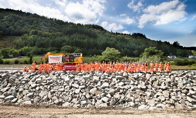 Llinell Dyffryn Conwy wedi ailagor i deithwyr cyn yr Eisteddfod Genedlaethol: NetworkRail Griffiths