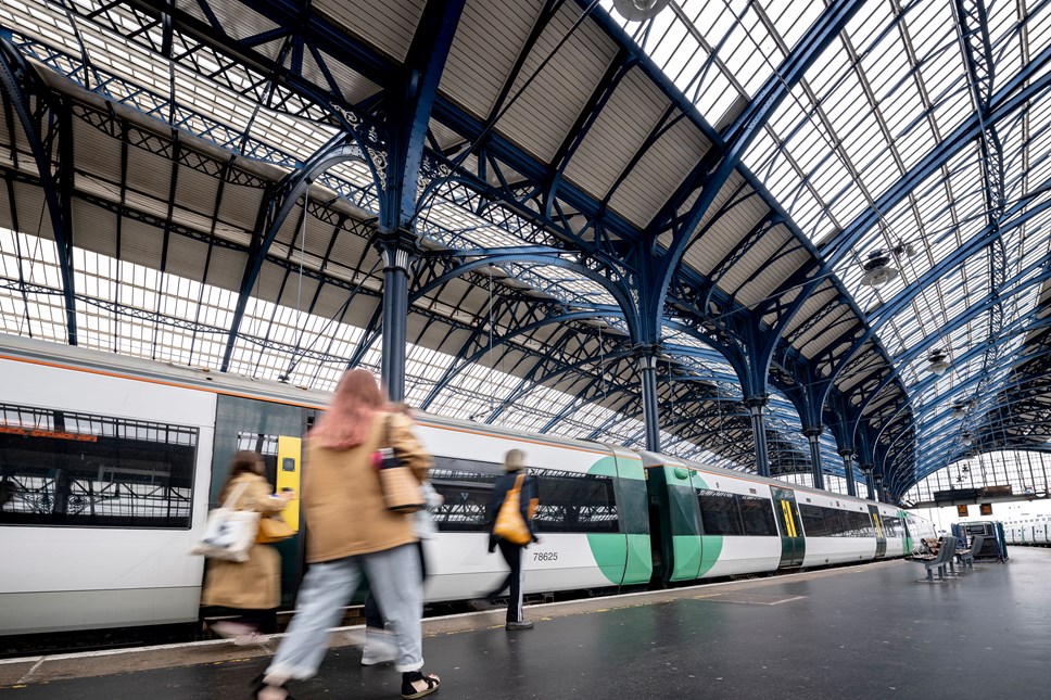 Passengers at Brighton station in front of Thameslink train