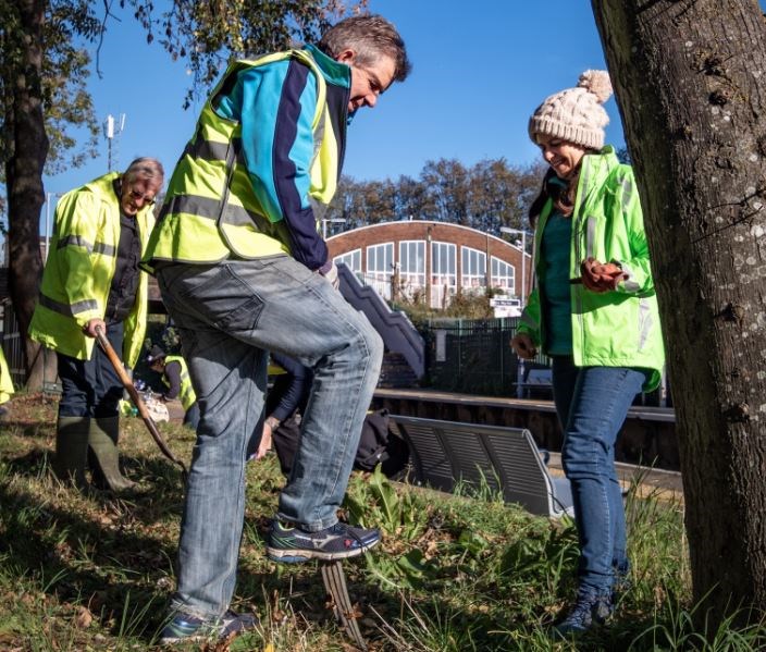 Southeastern launches £400,000 community rail fund: Planting flowers for Rotary Club