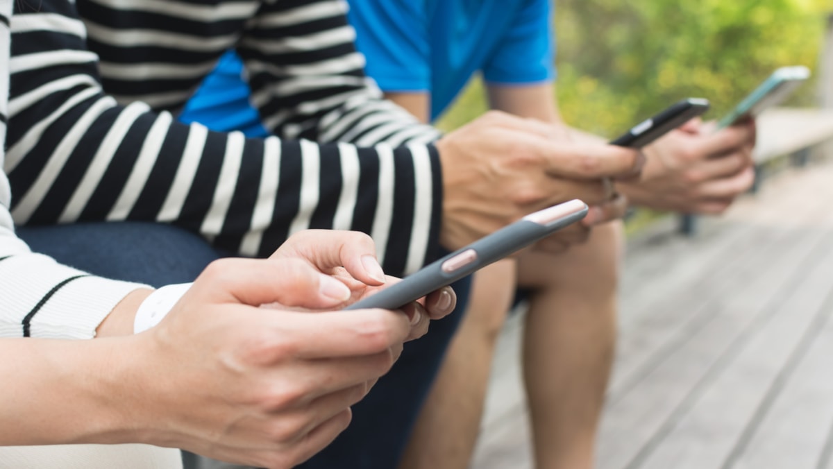 mobile phone contracts cropped