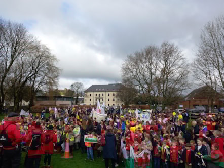 plant yn y jamboree yn y caeau chwarae Picton