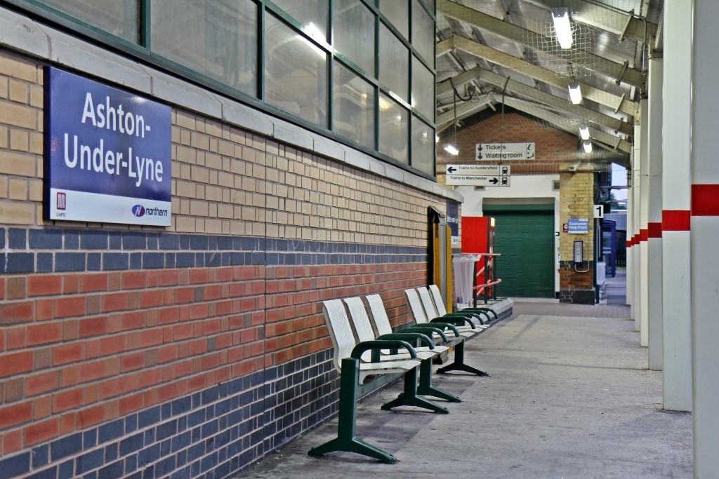 Ashton-under-Lyne railway station - platform 1-2