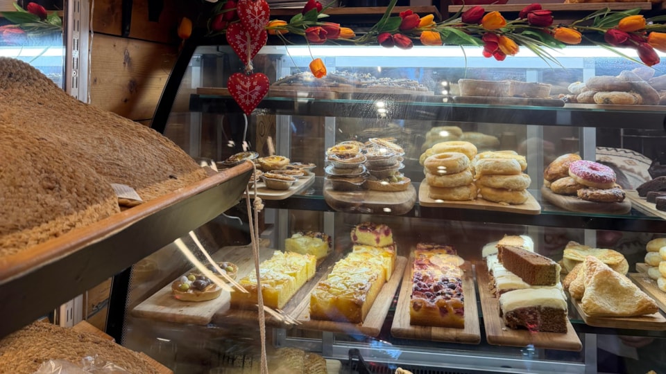 DD's bakery cakes (1)