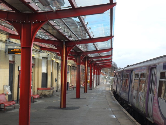 Improved platform and canopies at Wakefield Kirkgate