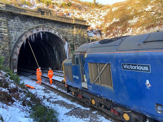 FROZEN Network Rail teams tackle ice across West Yorkshire to keep vital services moving: Network Rail teams tackle ice across West Yorkshire to keep vital services moving