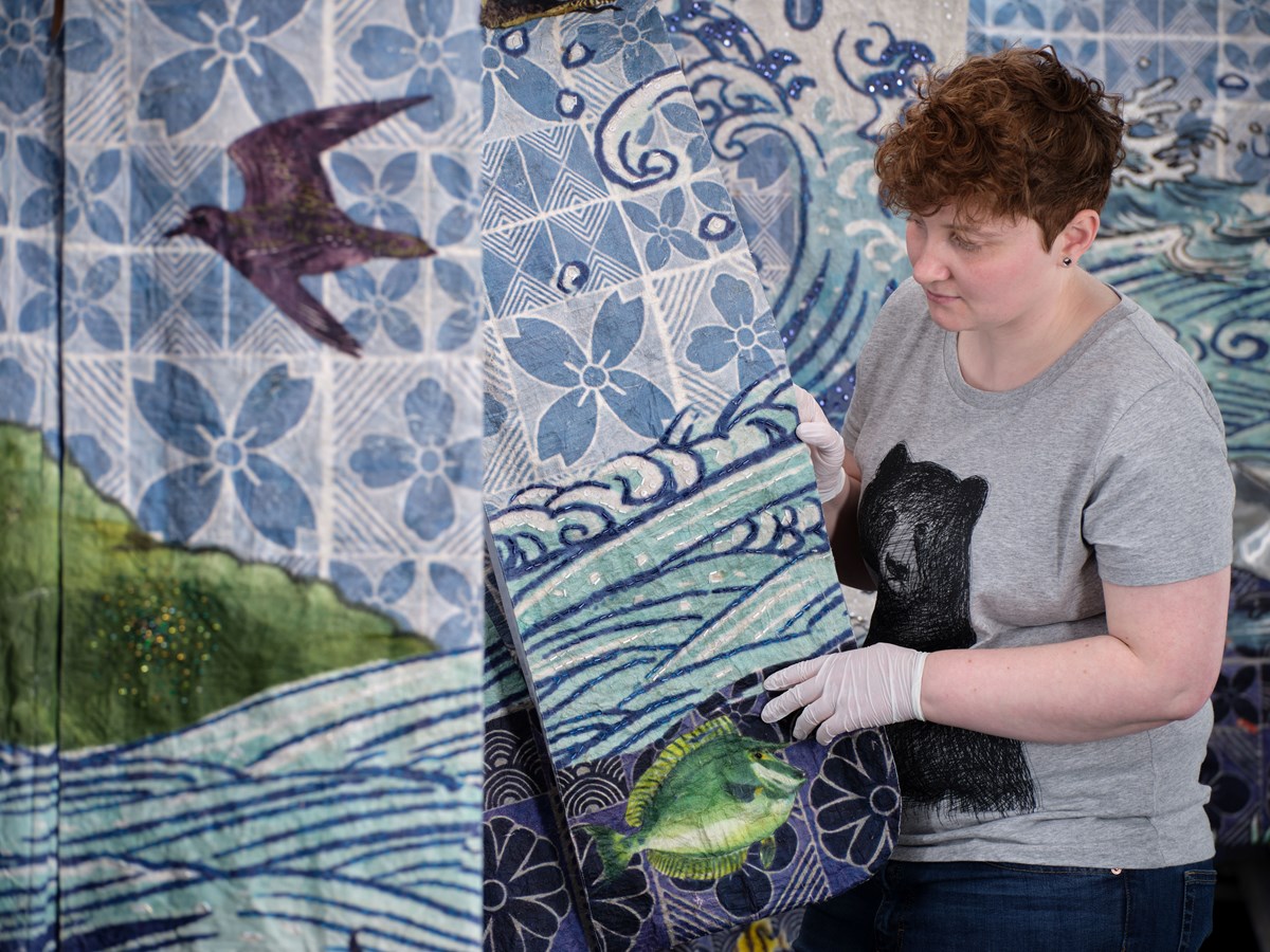 Laura Marsh, conservation intern, examining サ–モアのうた’ (Sāmoa no uta) – A Song About Sāmoa – Vasa (Ocean) © National Museums Scotland