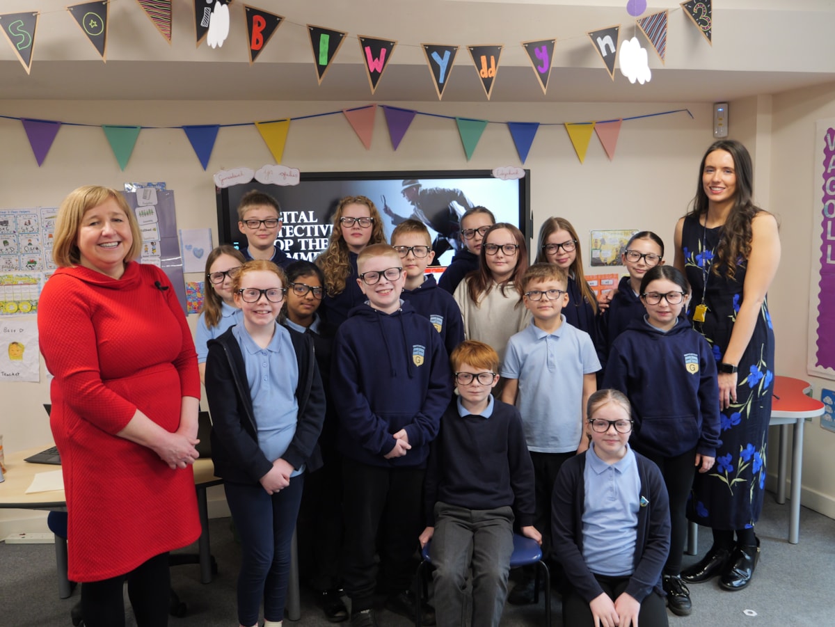 Pupils at Griffithstown Primary School with their teacher and Lynne Neagle Cabinet Secretary for Education