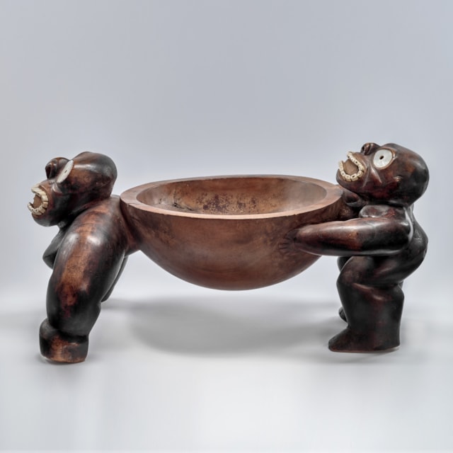 ʻUmeke kiʻi (bowl with figures), kou wood, pearl-shell, boar tusks, Hawaiʻi, likely made before 1778 © The Trustees of the Briti
