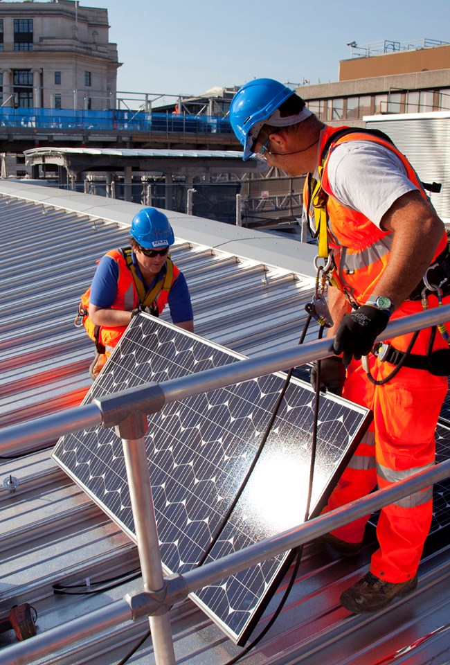 Blackfriars Solar Panels: 4,400 solar panels are being installed on the rolof of Blackfriars station (part of the Thameslink Programme)