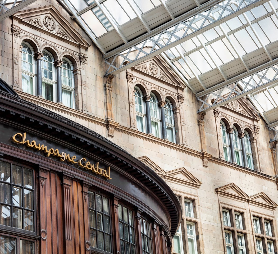 Glasgow Central - Champagne Central - entrance: Glasgow Central
railway station
train station
bar
retail