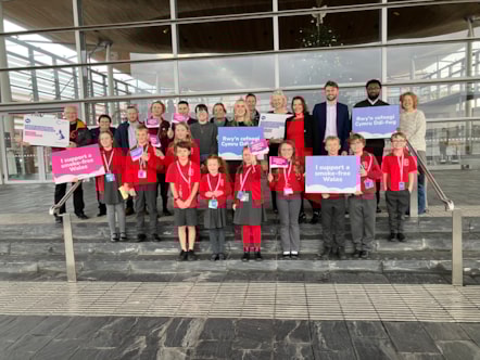 MMHWB with school children and supporters of the Tobacco and Vapes Bill
