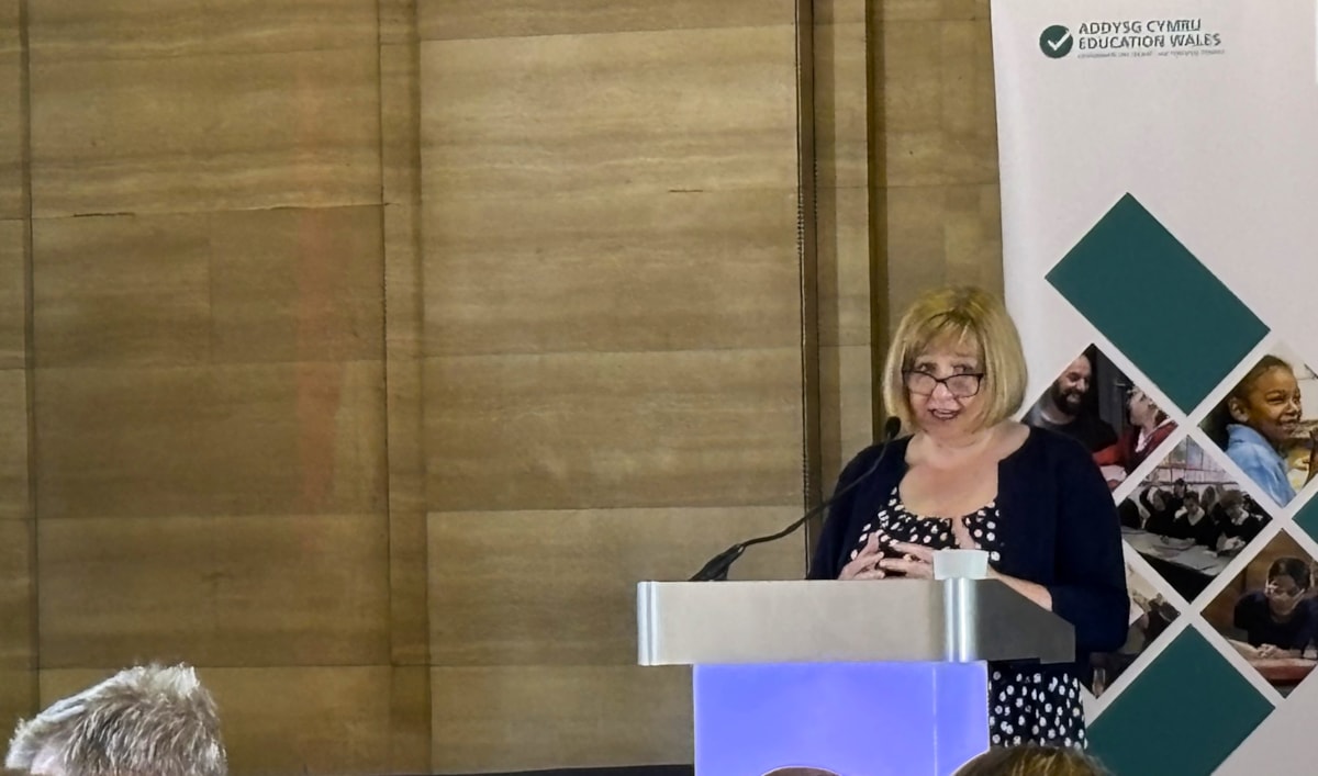 Cabinet Secretary for Education Lynne Neagle speaking at the behaviour summit 3-2